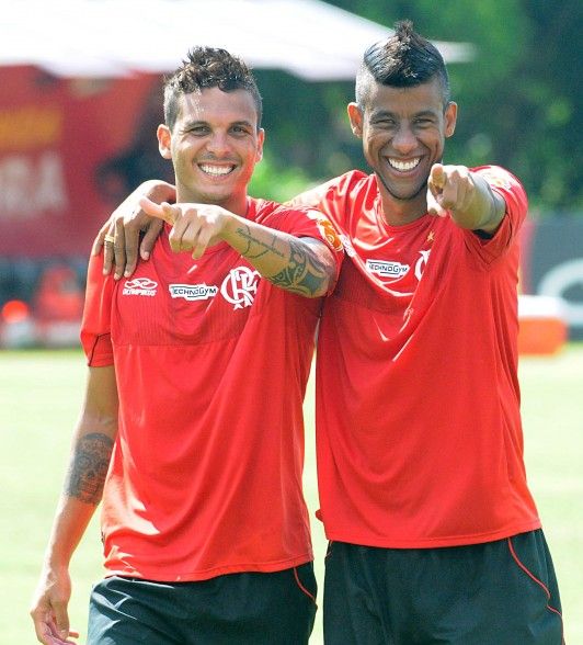 Laterais Ramon e Léo Moura estão confirmados de titulares na estreia do Flamengo no Carioca / Divulgação/Site Flamengo