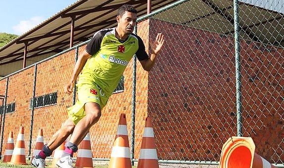 Eder Luis durante treino do Vasco: preparado para a estreia no Estadual