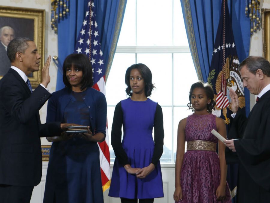 Observado pela mulher e filhas, Obama jurou cumprir fielmente as funções de presidente dos EUA / Larry Downing/Pool/AFP