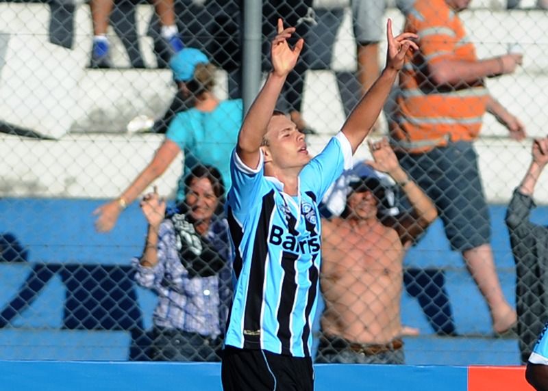 Luis Coelho comemora gol na vitíria do Grêmio na estreia do Estadual / Edu Andrade/Folhapress