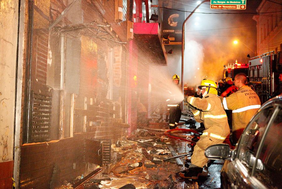 O incêndio acabou com centenas de mortes no RS / Germano Roratto/Ag. RBS/Folhapress
