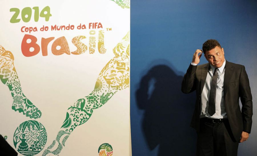 Ronaldo, ao lado do pôster da Copa: povo precisa de alegrias e boas notícias / Vanderlei Almeida/AFP
