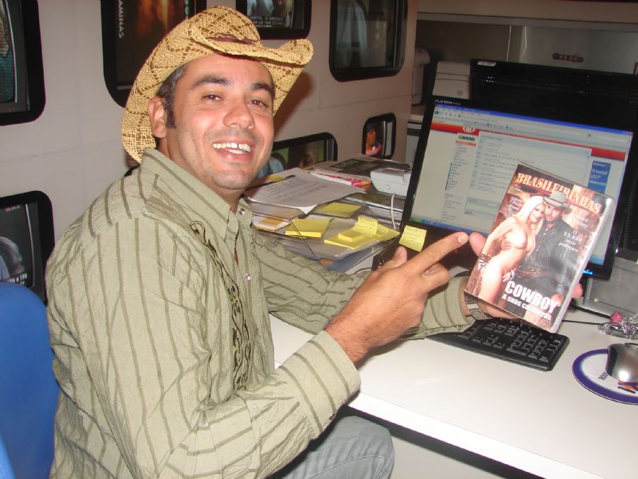 André Cowboy posou para fotos durante o chat no eBand em 2009