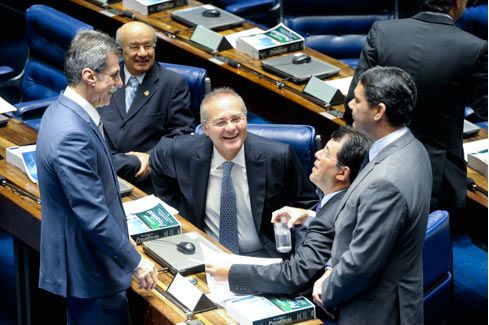 Renan Calheiros (centro) foi deputado estadual, duas vezes deputado federal e está no seu segundo mandato de senador / Marcos Oliveira/ Agência  Senado