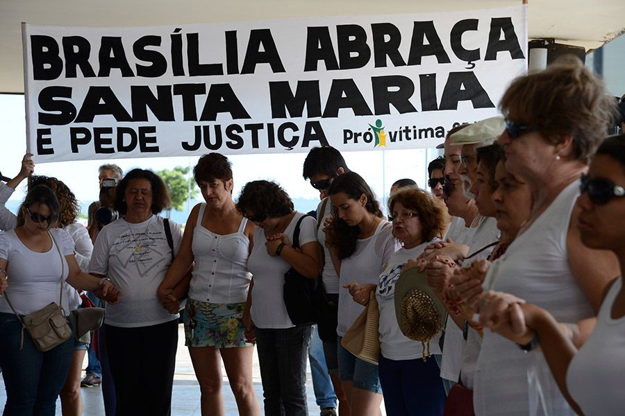 De mãos dadas, todos rezaram e pediram paz e justiça para que novas tragédias sejam evitadas / Fabrício Rodrigues Pozzebom/ABr