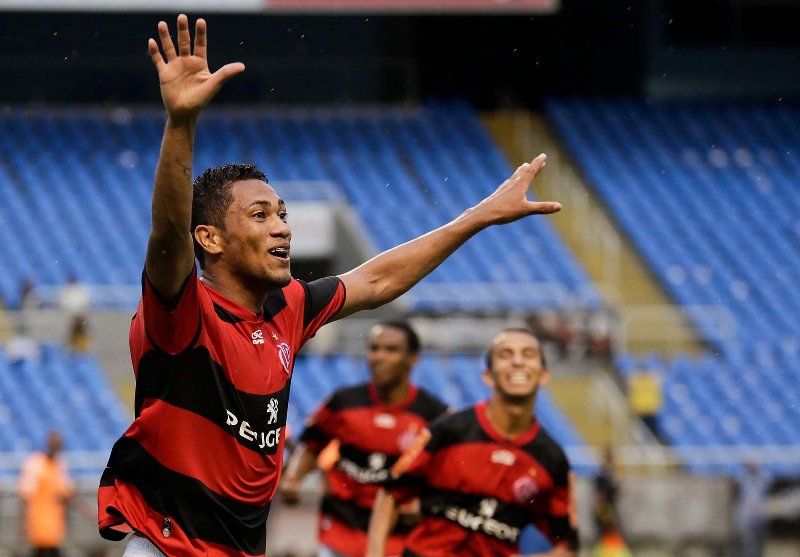 Hernane festeja gol na vitória do Flamengo contra Nova Iguaçu neste domingo /  Rudy Trindade/VIPCOMM 