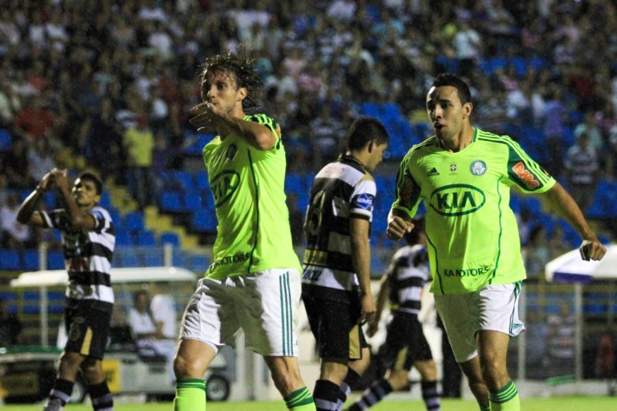 Henrique (E) vibra após marcar um de seus dois gols na partida / André Montejano/Frame/Folhapress
