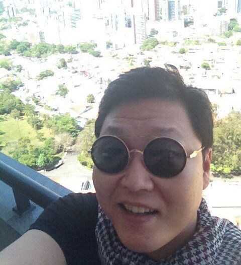 Psy mostra foto tirada na varanda do hotel / Divulgação/Twitter