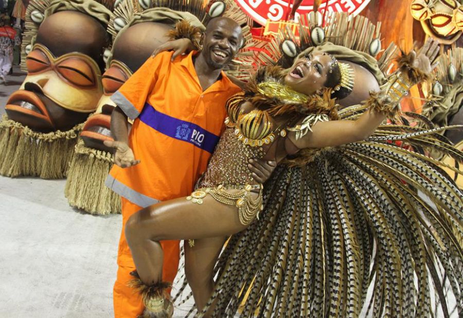 Confira os cliques dos desfiles das Escolas Campeãs do Rio