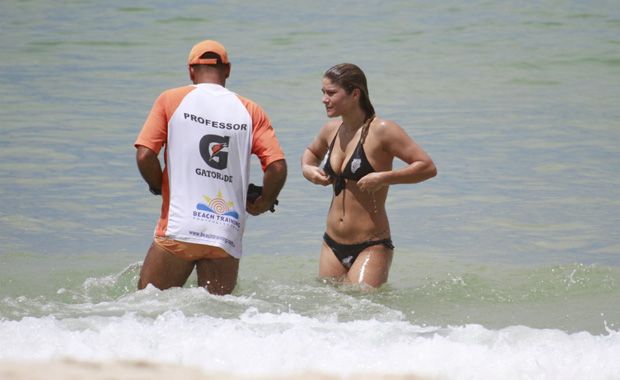 Priscila Fantin exibe corpão em dia de praia Notícias Famosos Band com br