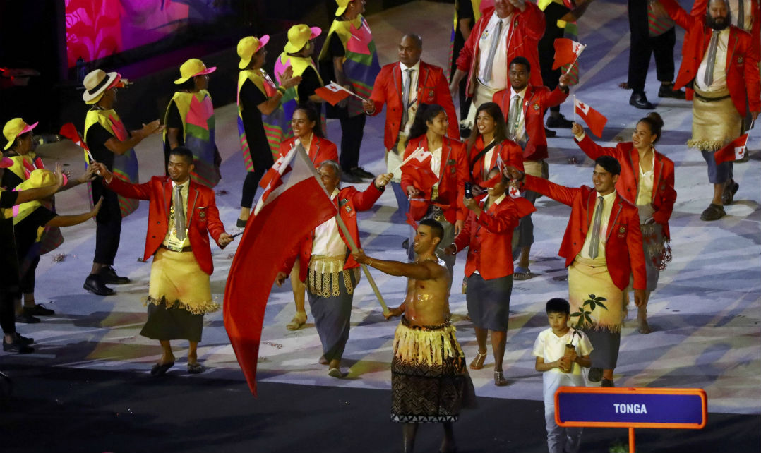 Tonga utilizou suas saias típicas e o porta-bandeira estava sem camisa
