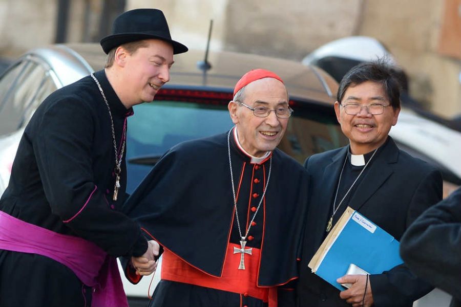Falso bispo (esquerda) posou diante de vários fotógrafos ao lado de vários cardeais / VINCENZO PINTO / AFP
