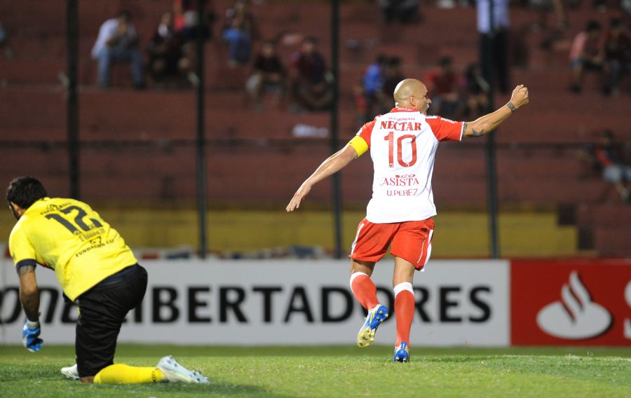 Volante Omar Perez marcou duas vezes de pênalti e decretou a vitória colombiana / Norberto Duarte/AFP