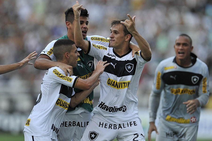 Lucas comemora gol que garantiu o título / Fernando Soutello/AGIF/Folhapress