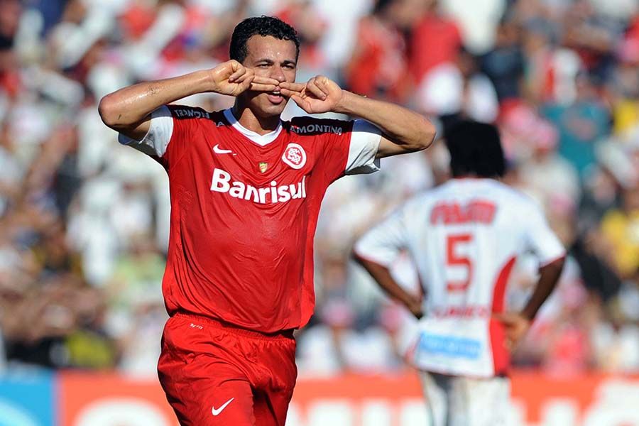Damião comemora um de seus dois gols na partida / Edu Andrade/FatoPress/Folhapress