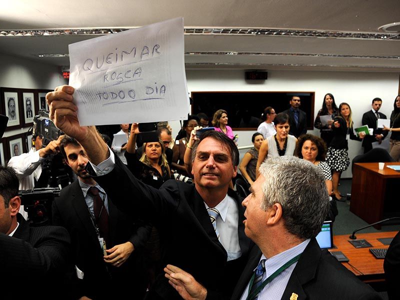 Bolsonaro escreve mensagem para manifestantes / Pedro Ladeira/Frame/Folhapress