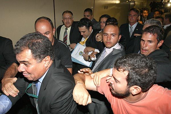 Feliciano (gravata amarela) enfrentou protestos na 1ª reunião como presidente. Foto: Pedro Ladeira/Folhapress