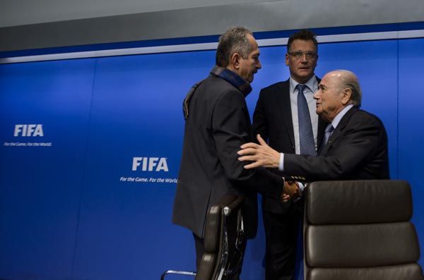 Valcke entre Rebelo e Blatter nesta terça, em Zurique / Fabrice Coffrini/AFP