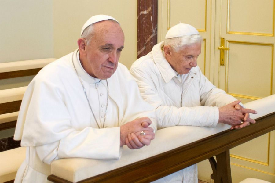 Bento 16 (esq.) renunciou neste ano e o papa Francisco assumiu como pontífice / Osservatore Romano/AFP