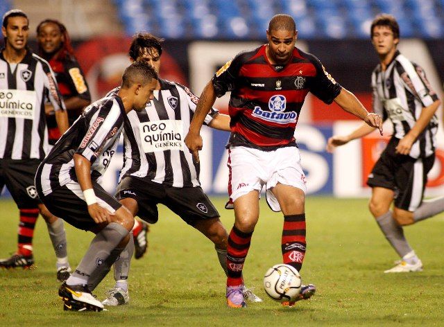 Adriano em ação pelo Flamengo / Maurício Val/Vipcomm