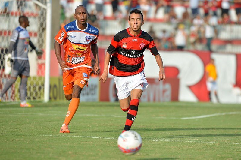 O Flamengo, de Rafinha, ficou na igualdade com Duque de Caxias neste sábado / Celso Pupo/Fotoarena/Folhapress
