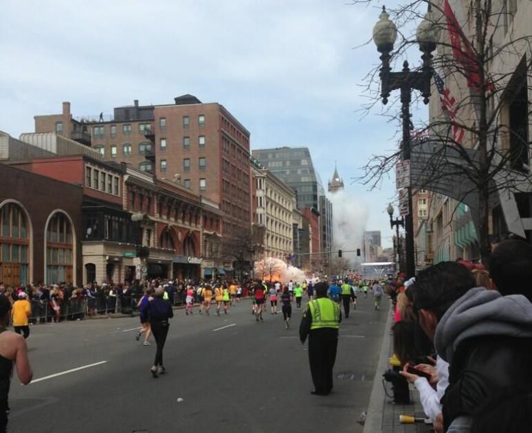 Três pessoas morreram e mais de 260 ficaram feridas no atentado a bomba em Boston / Reprodução