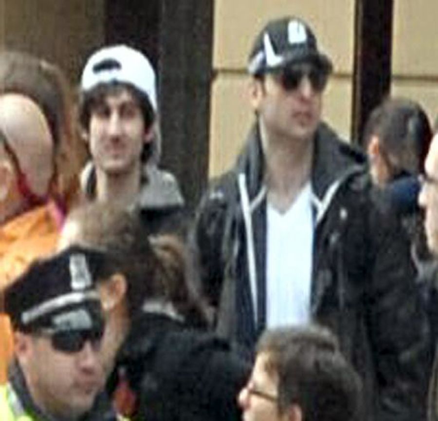 Imagens mostraram Dzhokhar Tsarnaev perto das explosões em Boston / FBI / AFP