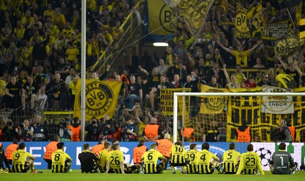 Sentados, jogadores do Borussia assistem à festa da torcida em Dortmund