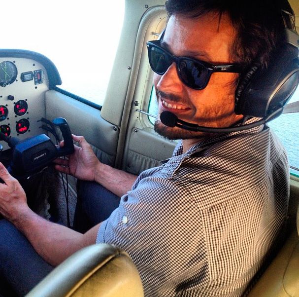 Roger Gobeth pilota um avião / Divulgação/Instagram