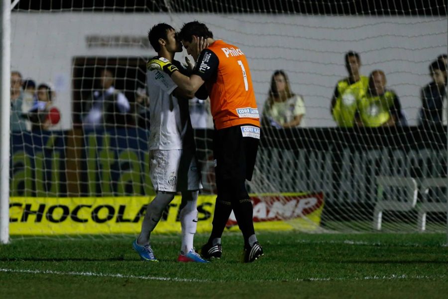 Neymar dá beijo na testa de Rafael: goleiro brilhou nos pênaltis / Nelson Antoine/Fotoarena/Folhapress
