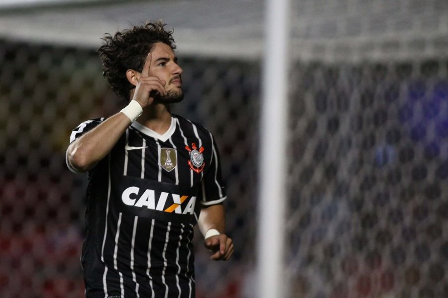 Pato comemora após converter cobrança que colocou Timão na decisão / Marcos Bezerra/Futura Press/Folhapress
