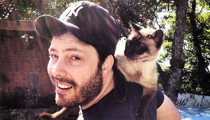 Danilo Gentili posa para foto com seu gato favorito / Divulgação/Instagram