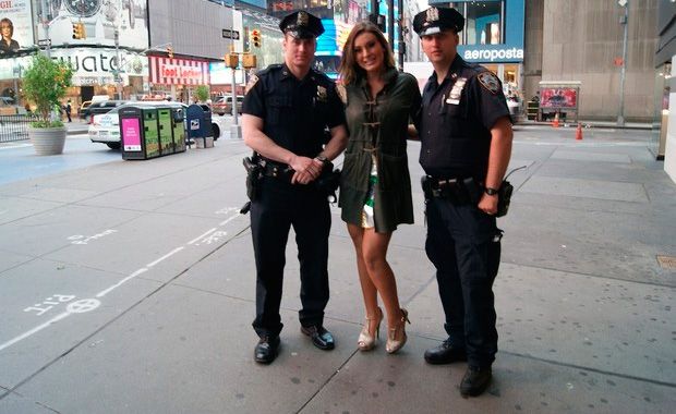 Andressa Urach posou de biquíni na Times Square, EUA