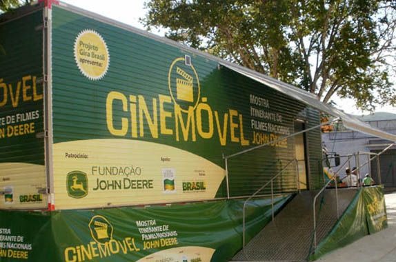 Cinemóvel traz cinema gratuito a Campo Largo