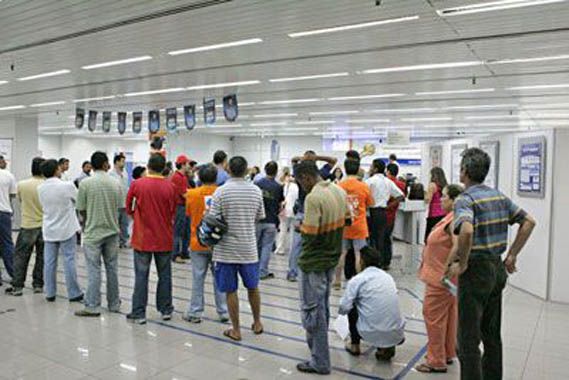 Procon multa bancos por demora em fila