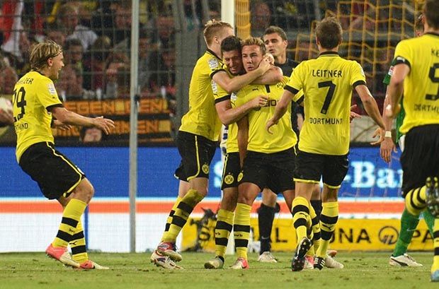 Jogadores do Borussia comemoram gol de Götze