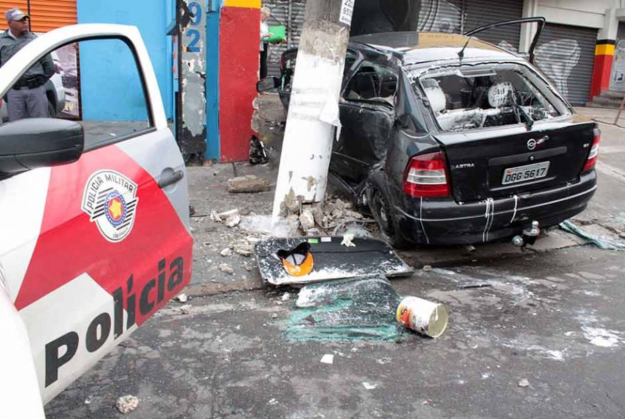 Os quatro bandidos, que estavam no veículo, ficaram feridos no acidente / Luiz Claudio Barbosa/Futura Press/Folhapress