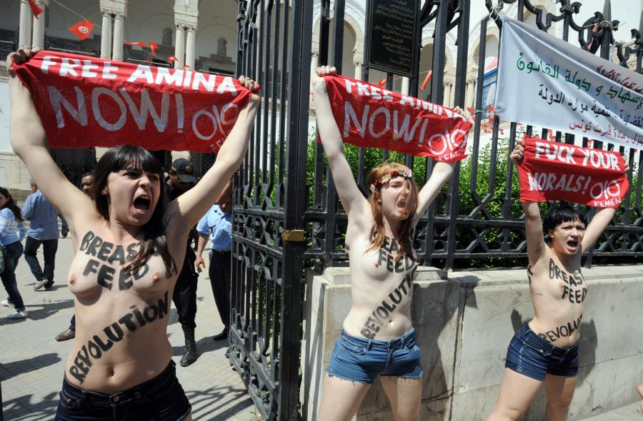 As três jovens - duas francesas e uma alemã - protestaram aos gritos de 