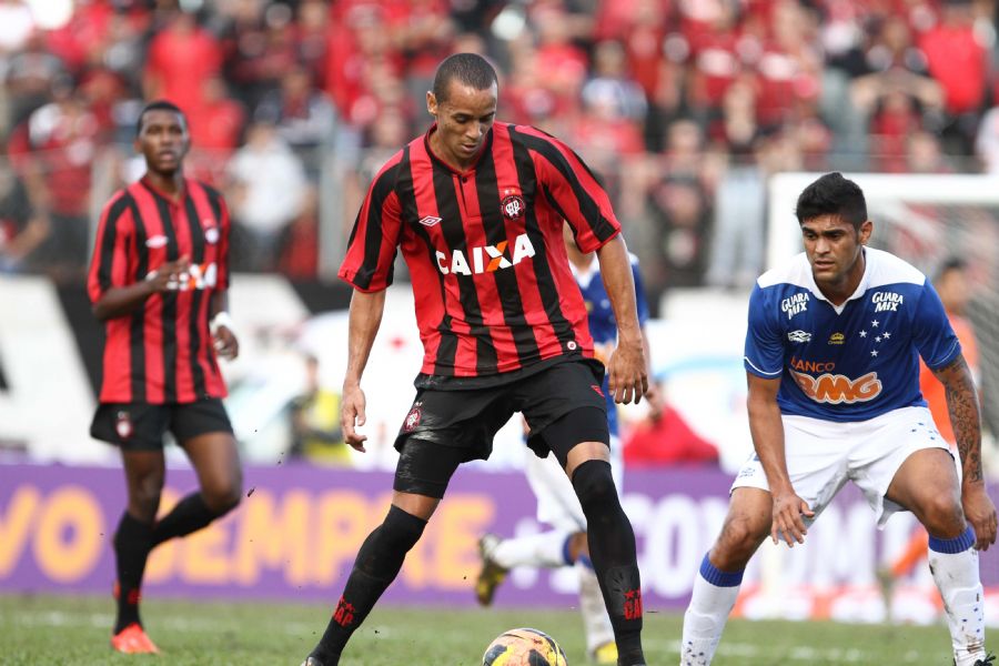 Derlei protege a bola e Luan, do Cruzeiro, observa a jogada / Geraldo Bubniak/Fotoarena/Fotoarena/Folhapress