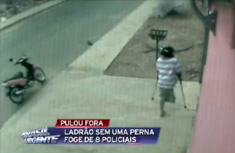 De muletas, ladrão furta objetos de casa / Reprodução/Brasil Urgente