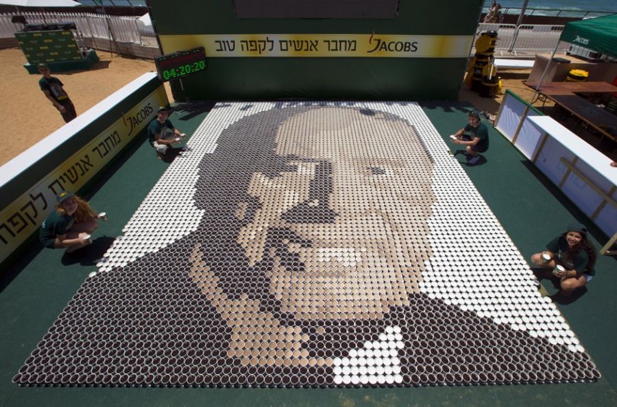 Voluntários montam mosaico em Tel Aviv / Jack Guez/AFP