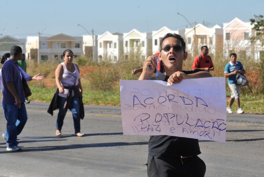 Moradores de São Sebastião, região administrativa do DF, bloqueiam a entrada principal da cidade