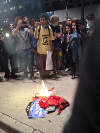 Manifestantes queimam bandeira do PT na Paulista / Carla Bigatto/BandNews FM