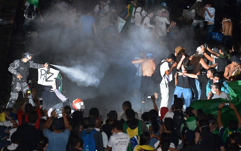 Polícia impede a invasão do Palácio do Itamaraty / Agência Brasil
