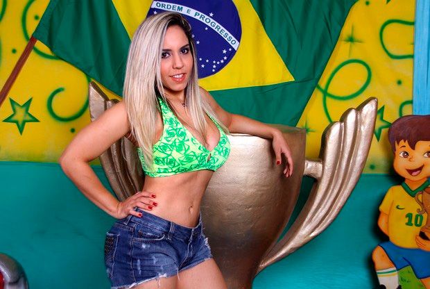 Mulher Melão faz ensaio sobre o tema da Copa no Brasil