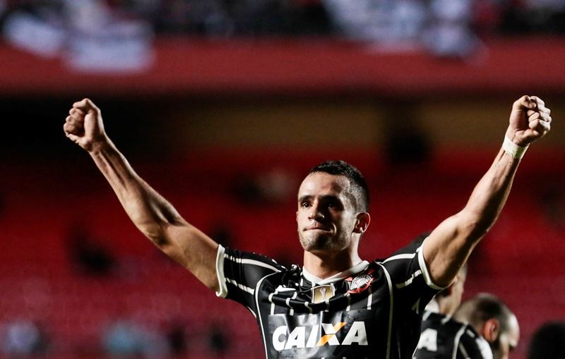 Renato Augusto comemora golaço do Corinthians que deu a vitória diante do São Paulo no Morumbi nesta quarta-feira / Miguel Schincariol/Folhapress