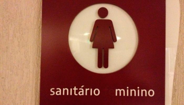 Oscar tirou uma foto da placa do banheiro / Divulgação/Twitter 