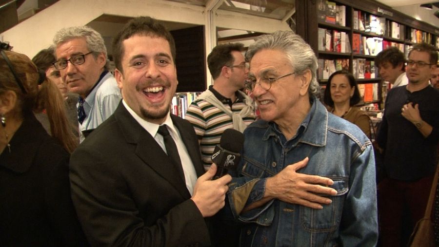 Maurício Meirelles e Caetano Veloso se divertem em entrevista /