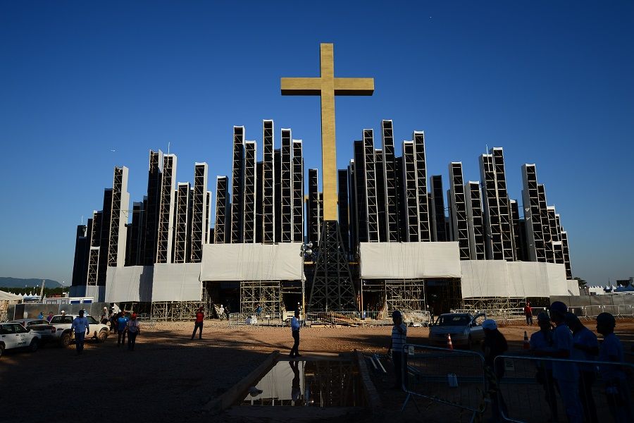 Uma cruz de 33 metros de altura e duas armaÃ§Ãµes de ferro, que lembram a posiÃ§Ã£o de duas mÃ£os orando, fazem parte da estrutura do palco / Christophe Simon/AFP