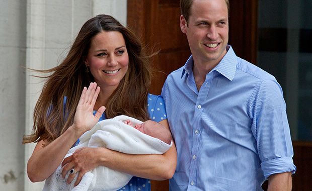 Kate e William apresentando o bebê ao público e à imprensa